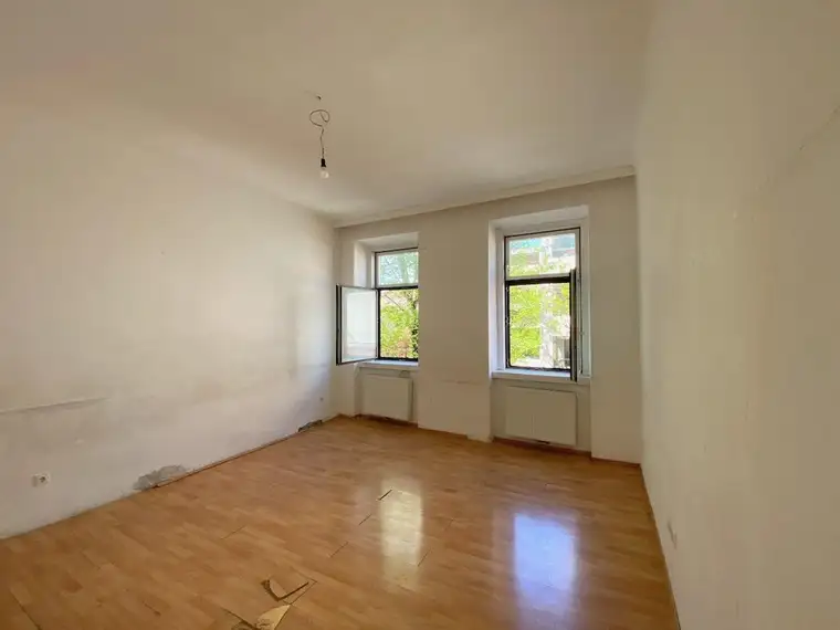 SONNIG und RUHIG! ALTBAU-WOHNUNG zu SANIEREN