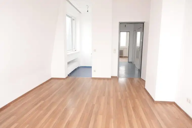 Tolle 2 Zimmer DG Wohnung - zwischen Quellenstraße und Gudrunstraße
