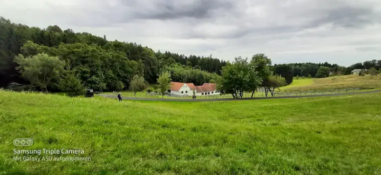 Bauernhaus mit wunderschönen Arkaden in idyllischer Alleinlage