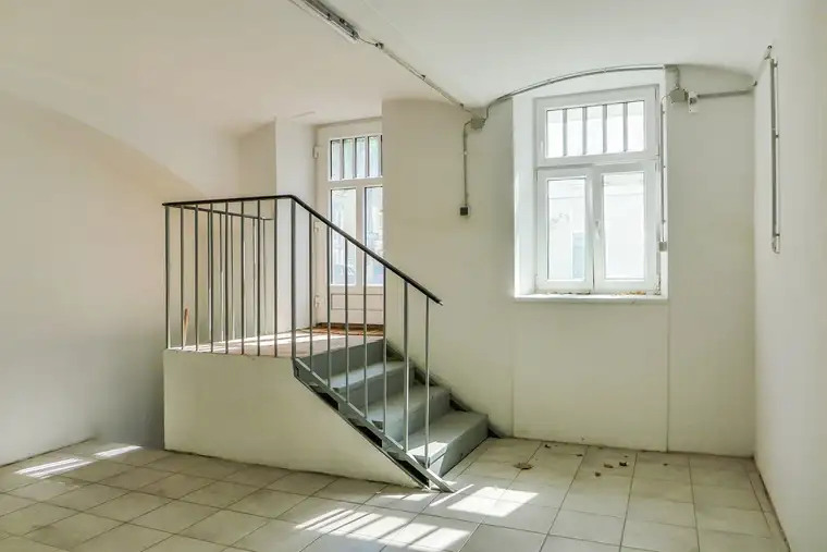 Strassenseitig begehbare Lagerflache - 21qm in schönem Jugendstilhaus - Nähe Ober St. Veit