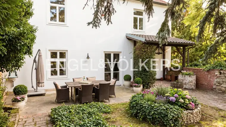 Repräsentatives Jahrhundertwende-Ensemble mit exquisiter Villa und wertvollem Baugrundstück im historischen Zentrum von Klosterneuburg