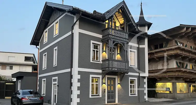 Sanierte Altbau-Villa: Geschäfts- &amp; Wohneinheiten im Zentrum von St.Johann in Tirol!