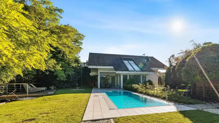 Architektonisch außergewöhnliches High-End-Holzhaus von HUF HAUS mit Swimmingpool am Nationalpark Donau-Auen in einem malerischen Teil der Gemeinde Maria Ellend