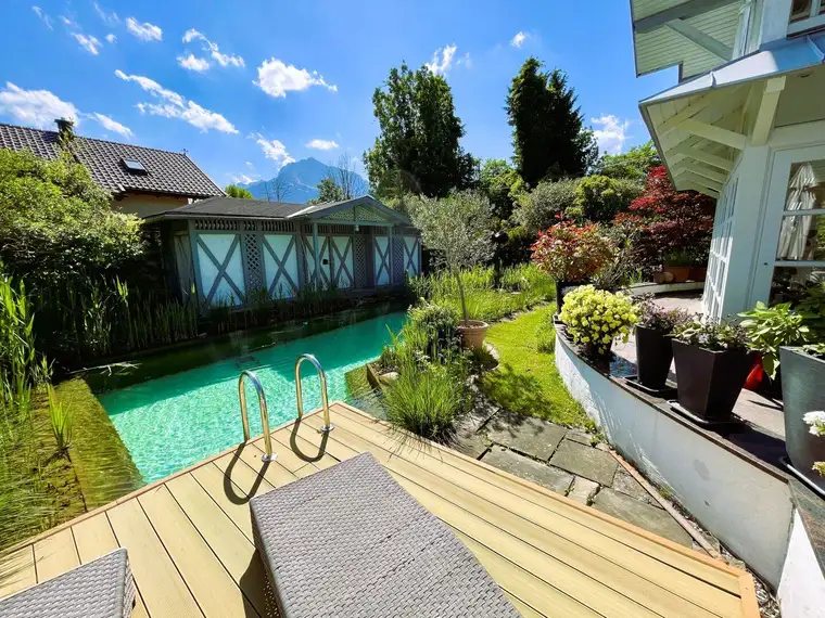 Traumhaus in Traumlage - kompakte Villa im New England Style mit Gartenoase und Schwimmteich