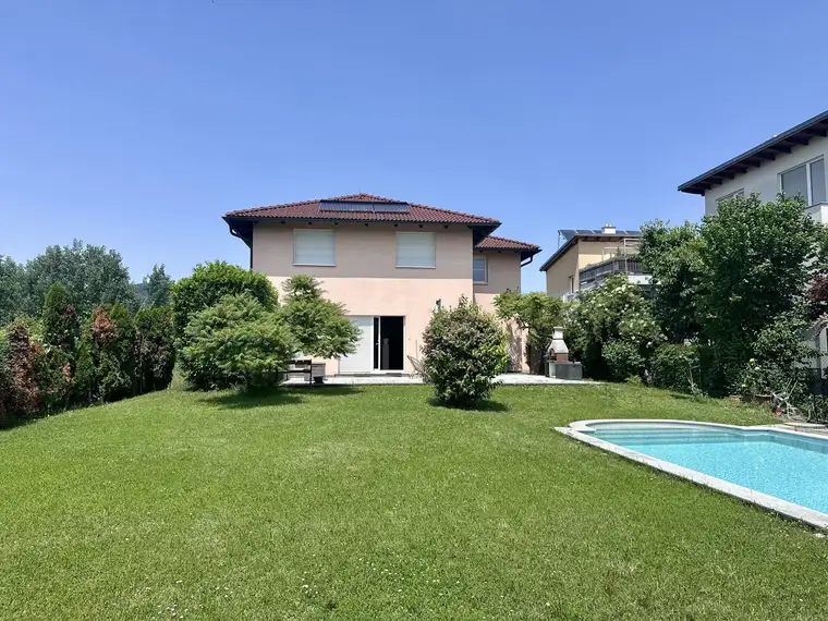 Tolles Zweifamilienhaus mit Einliegerwohnung, sonniger Terrasse, Keller, Doppelgarage und Pool!