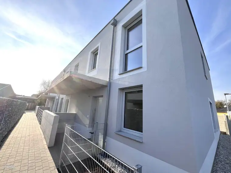 Reihenhaus mit Keller, Garten und 2 Stellplätzen!