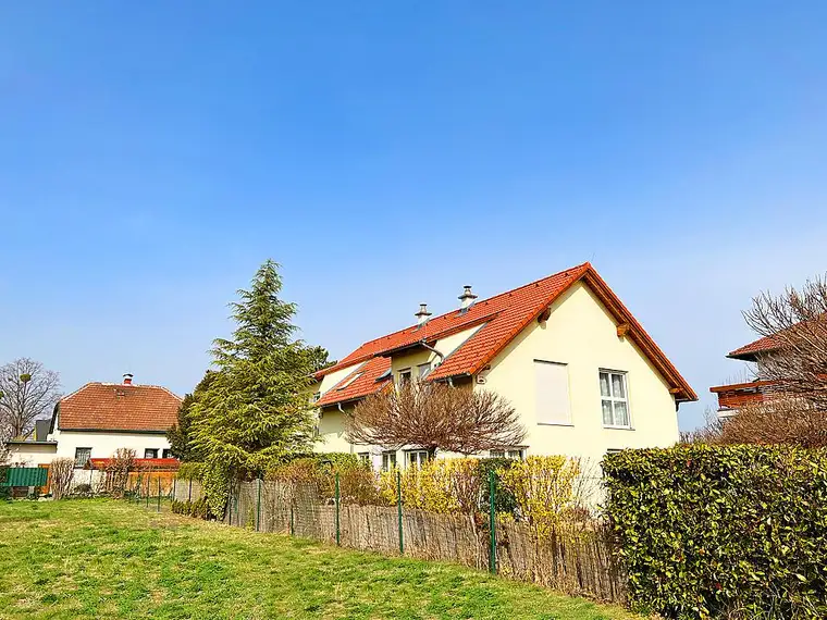 Schönes Haus mit großem Garten und 2 KFZ-Abstellplätzen!