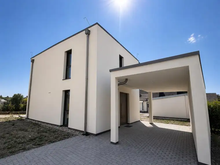 Modernes Einfamilienhaus in hochwertiger Massivbauweise mit Garten und Carport