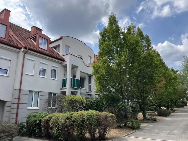 3 Zimmer mit Balkon inklusive Tiefgaragen-Stellplatz, Hoflage!
