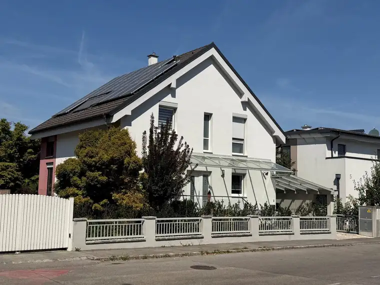 super nettes Haus mit Pool