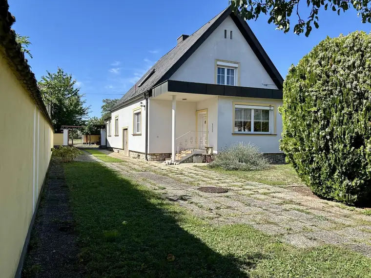 Großzügiges Einfamilienhaus mit großem Grundstück, Nebengebäuden &amp; viel Potenzial in Trausdorf