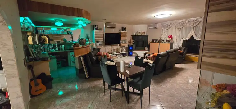 ### **Wellness-Luxus-WG-Zimmer mit Indoor-Pool, Sauna und Garten – 790€ Warmmiete pro Monat (inkl. Heizen, Strom und Reinigung)**