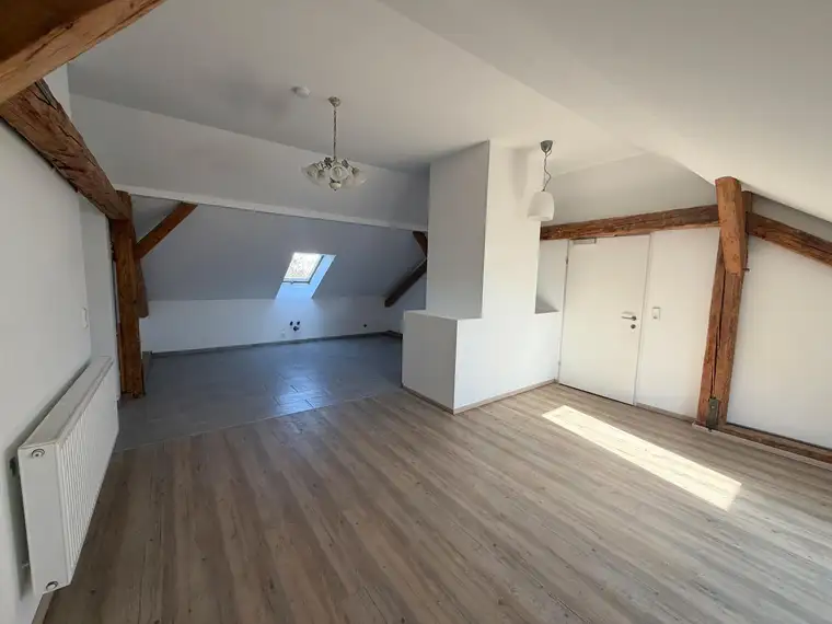 Gemütliche Dachgeschosswohnung mit Garten, Garage und großzügigem Ausbaupotenzial