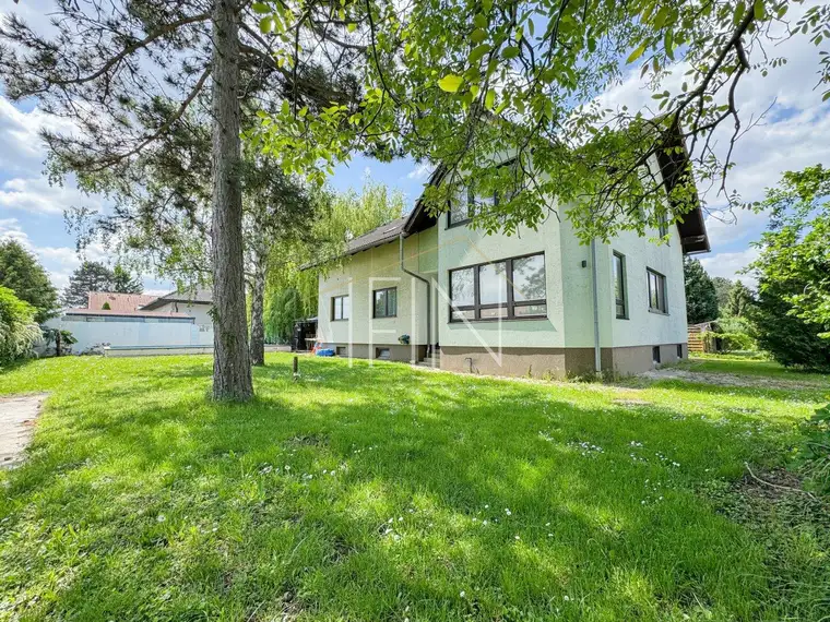 Mehrfamilienhaus mit separaten Eingängen, großem Garten und Pool!
