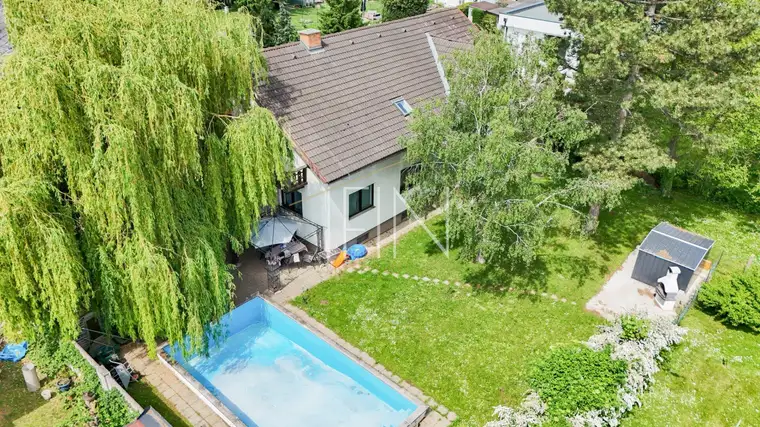 Mehrfamilienhaus mit separaten Eingängen, großem Garten und Pool (Nähe Bahnhof Silberwald)!