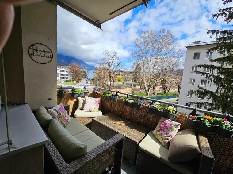 Liebevoll vollständig ausgestattete 3-Zi-Wohnung mit Blumenbalkon