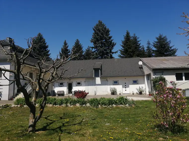 Einfamilienhaus mit großer Halle und Nebengebäuden für privaten oder gewerblichen Zweck