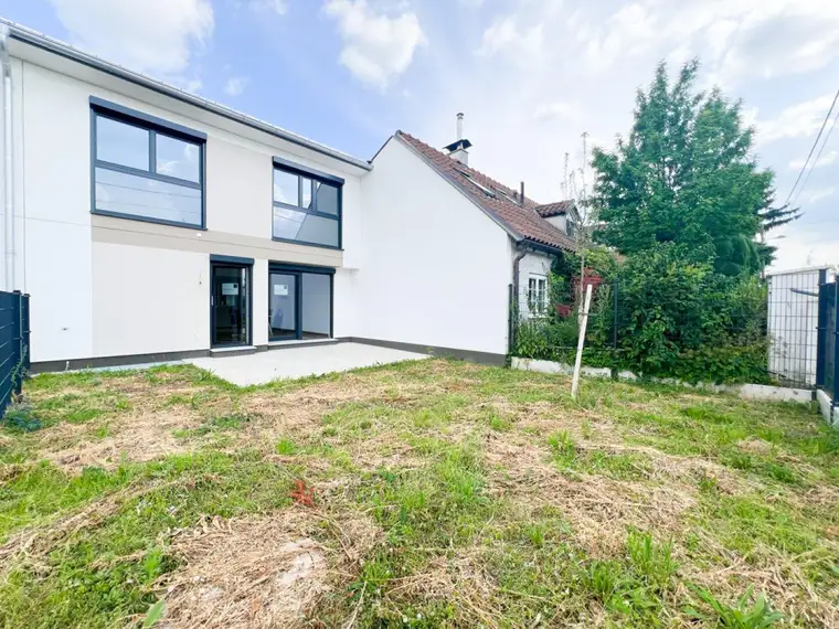 ERSTBEZUG: REIHENHAUS MIT PV-ANLAGE UND HOCHWERTIGER EINBAUKÜCHE NÄHE BADETEICH