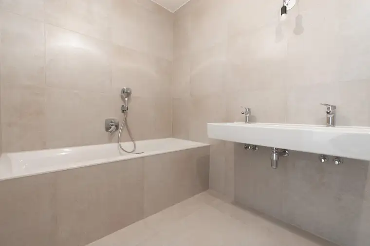 Wohnglück pur: 5-Zimmer-Wohnung mit zwei Freiflächen in absoluter Ruhelage