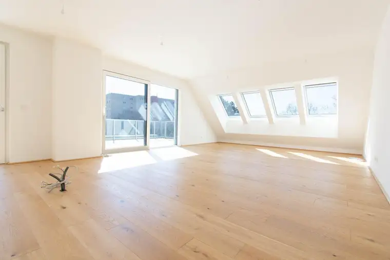 Lichtdurchflutete Erstbezugswohnung im Dachgeschoss mit großer Terrasse und Loggia