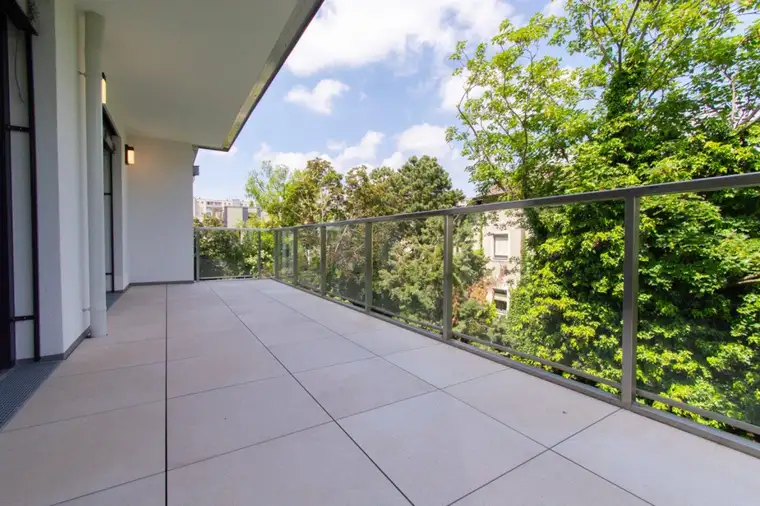 ATTRAKTIVE 2 ZIMMER WOHNUNG MIT GROSSEM BALKON BEI DER U1