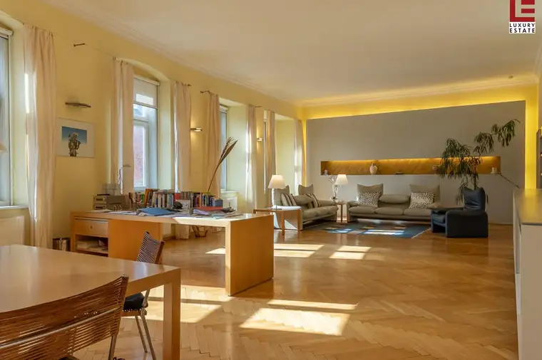 NEUER PREIS: Sonnige, moderne Gross-Innenstadt-Altbauwohnung