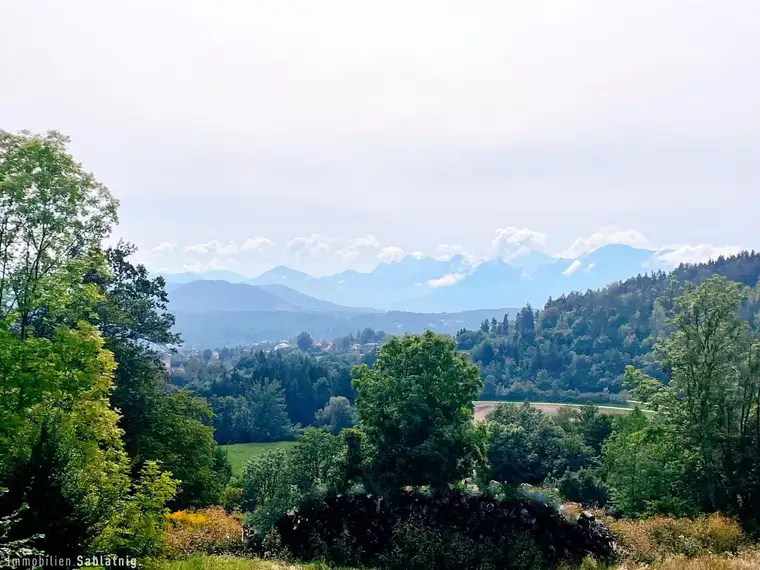 SONNENLAGE BEI VELDEN! Hanggrundstück mit traumhaftem Karawankenblick!
