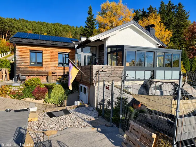 MODERNISIERT! WINTERGARTEN! POOL! Charmantes Einfamilienhaus in Wiesmath mit Photovoltaikanlage und gemütlichem Garten – ideal zum Wohlfühlen!