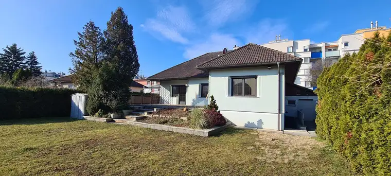 Lichtdurchflutetes Wohnhaus mit großem Garten 