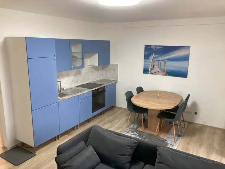 Neue renovierte Wohnung in Top Lage mit Loggia, überdachtem Parkplatz und Kellerabteil