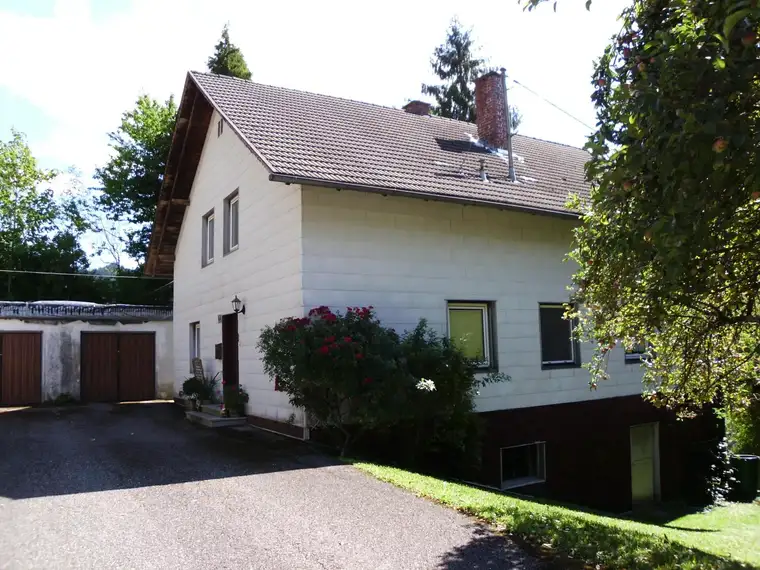 Großzügiges Einfamilienhaus mit Balkon, Garten und Garage in Laussa