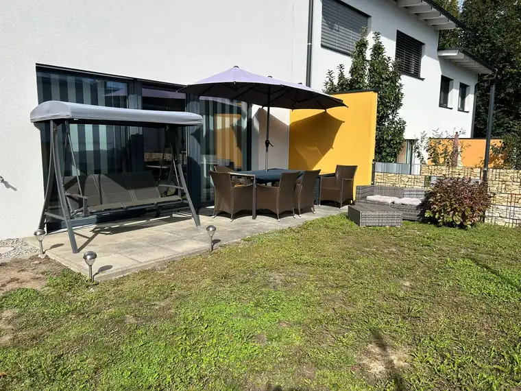 Neuwertiges Reihenhaus mit Garten, Terrasse und Garage in Kirchschlag
