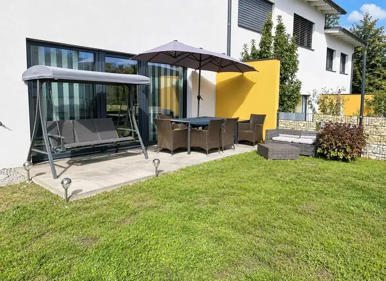 Neuwertiges Reihenhaus mit Garten, Terrasse und Garage in Kirchschlag