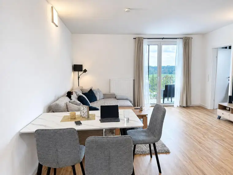 Helle 2-Zimmer-Wohnung mit Balkon und Weitblick in der Alten Schule Roitham