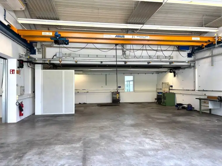 Produktions- oder Lagerhalle mit 10-Tonnen-Kran in bester Lage von Lambach