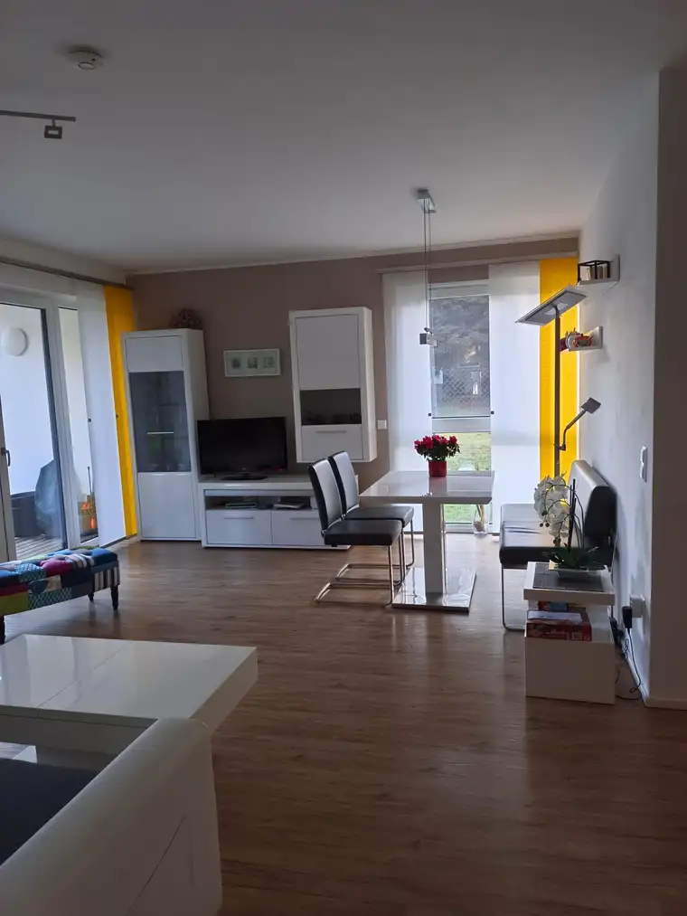 Neuwertige 3-Raum-EG-Wohnung mit Loggia/Terrasse/ Einbauküche /voll möbliert in Ried im Innkreis