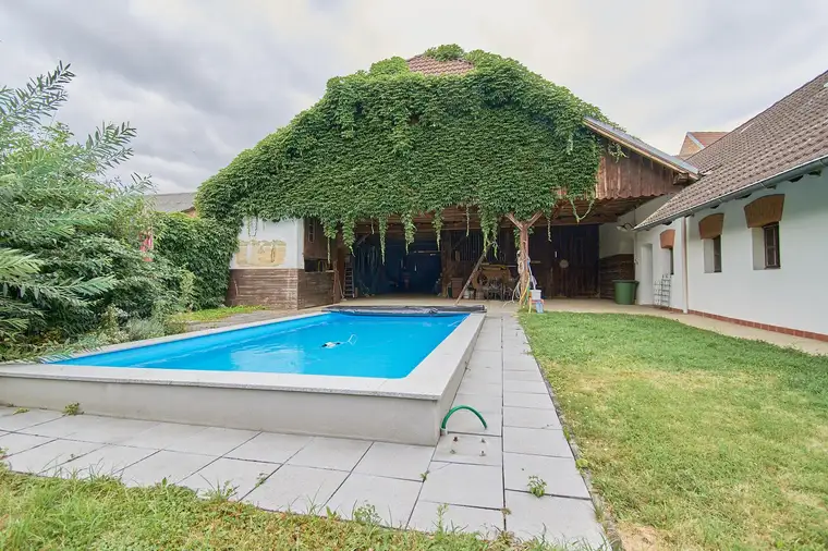 Provisionsfrei - Pool und viel Platz - uneinsichtiges Einfamilienhaus
