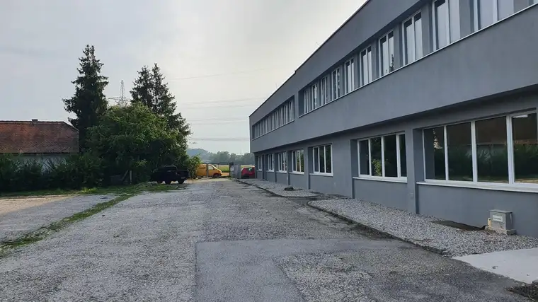 Moderne Lagerhalle mit Portalkränen 900m² in Asten