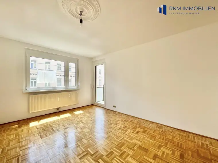 Vollrenovierte 2-Zimmer-Wohnung mit Loggia in zentraler Lage – Jetzt zugreifen!