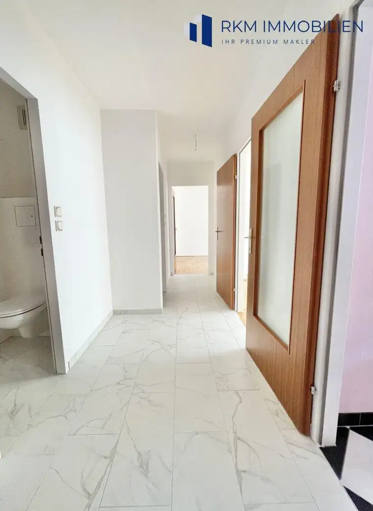 Vollrenovierte 2-Zimmer-Wohnung mit Loggia in zentraler Lage – Jetzt zugreifen!
