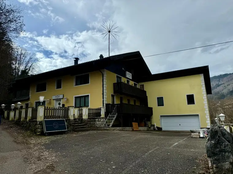 "Renovierungsbedürftiges Juwel zwischen Mondsee und Attersee – Perfekt für Ihre Traumvilla oder Gastgewerbe!"