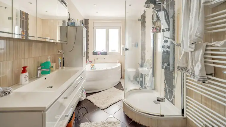 Stilvolle Wohlfühloase mit Pool, Sauna &amp; Garage!