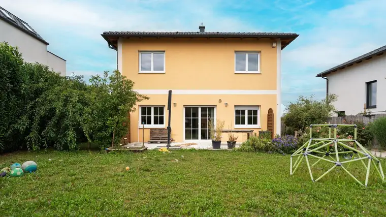 Charmantes Einfamilienhaus mit Nebengebäude und Doppelcarport – Ihr neues Zuhause wartet!
