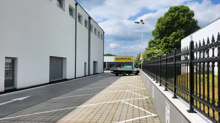 Gewerbehalle * automatisches Rolltor * 2 KFZ Abstellplätze*