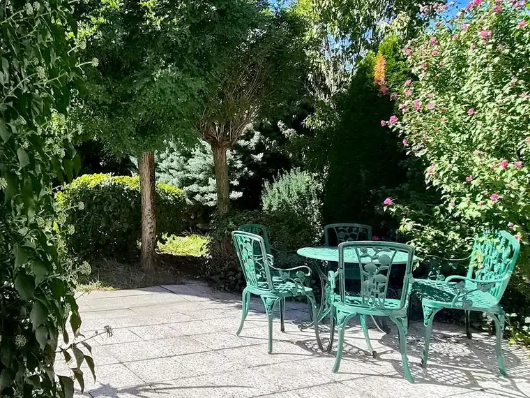 Charmantes Einfamilienhaus mit großem, nahezu uneinsichtigem Garten in top Lage
