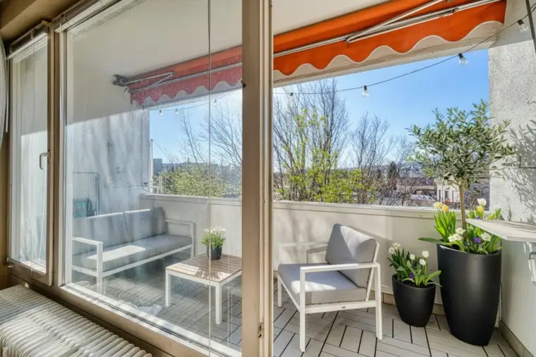 *Sonnige 5,5 Zimmer Wohnung mit 2 Eingängen, 2 Loggien und Garagenbox - Uneinsehbar mit Fernblick