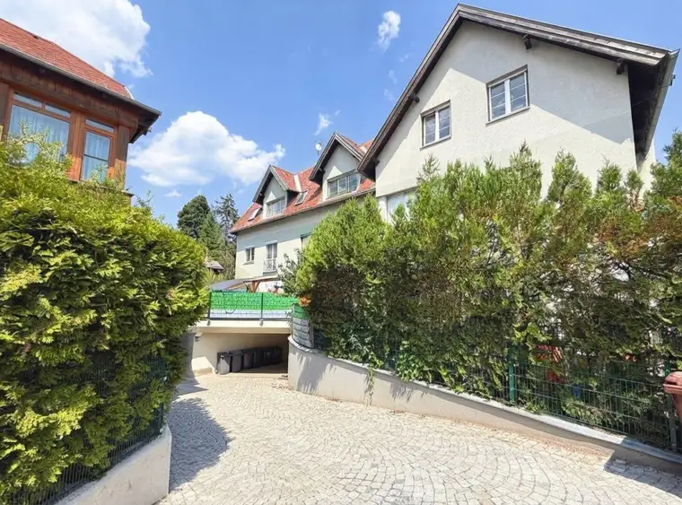 Helle Dachgeschoßwohnung mit Fernblick und Garagenplatz