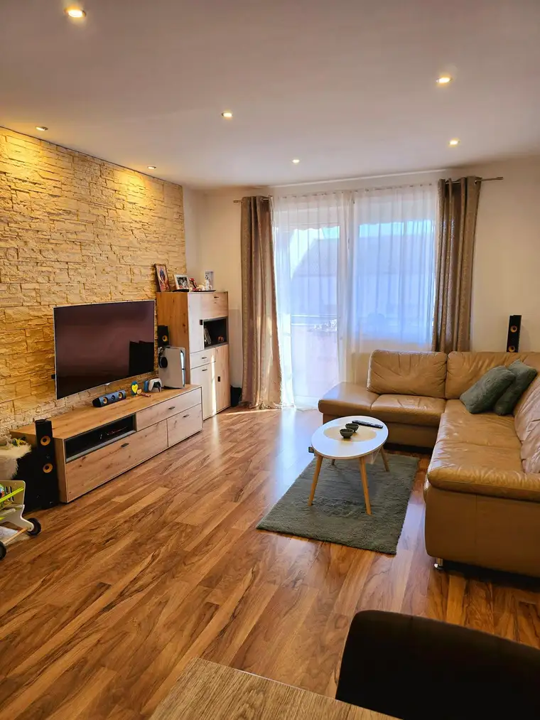 Modernisierte Wohnung mit drei Zimmern sowie Balkon und Einbauküche in Neudörfl