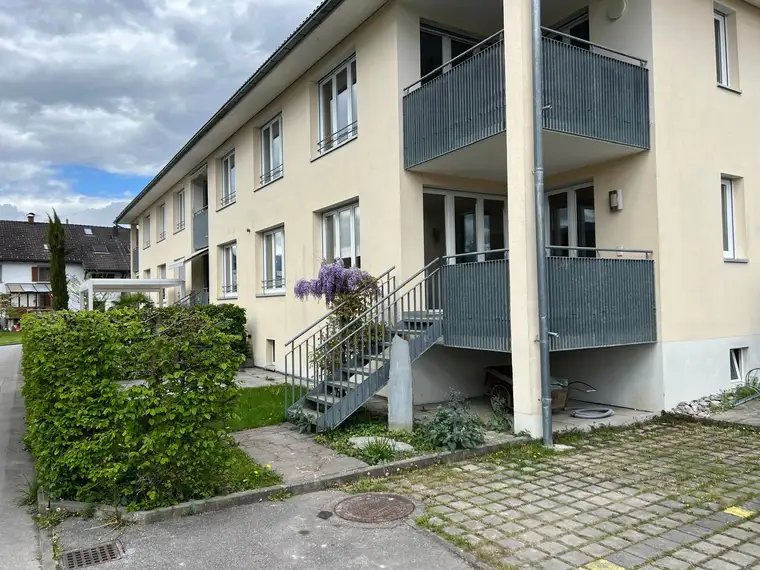 Helle, ruhige 2.5-Zimmer-Wohnung mit Terrasse, Garten &amp; Tiefgarage – neu renoviert