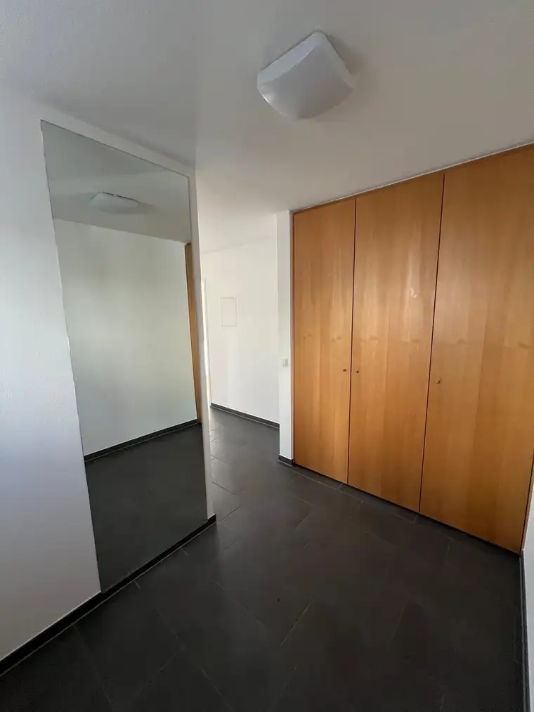 Helle, ruhige 2.5-Zimmer-Wohnung mit Terrasse, Garten &amp; Tiefgarage – neu renoviert